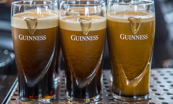 Hoe schenk je Guinness op een goede manier in je glas?